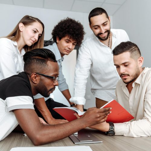 Styl demokratyczny wady i zalety: co warto wiedzieć?