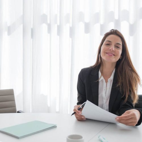 Pracownik opłaca fakturę z własnego konta: konsekwencje i skutki prawne